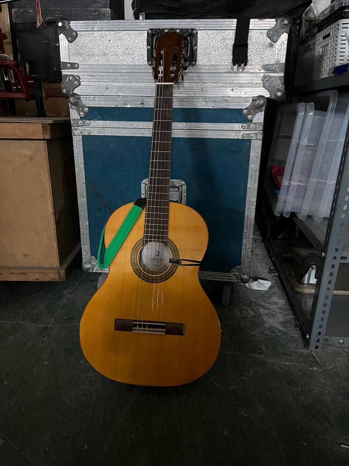 Guitarra española, funda y afinador