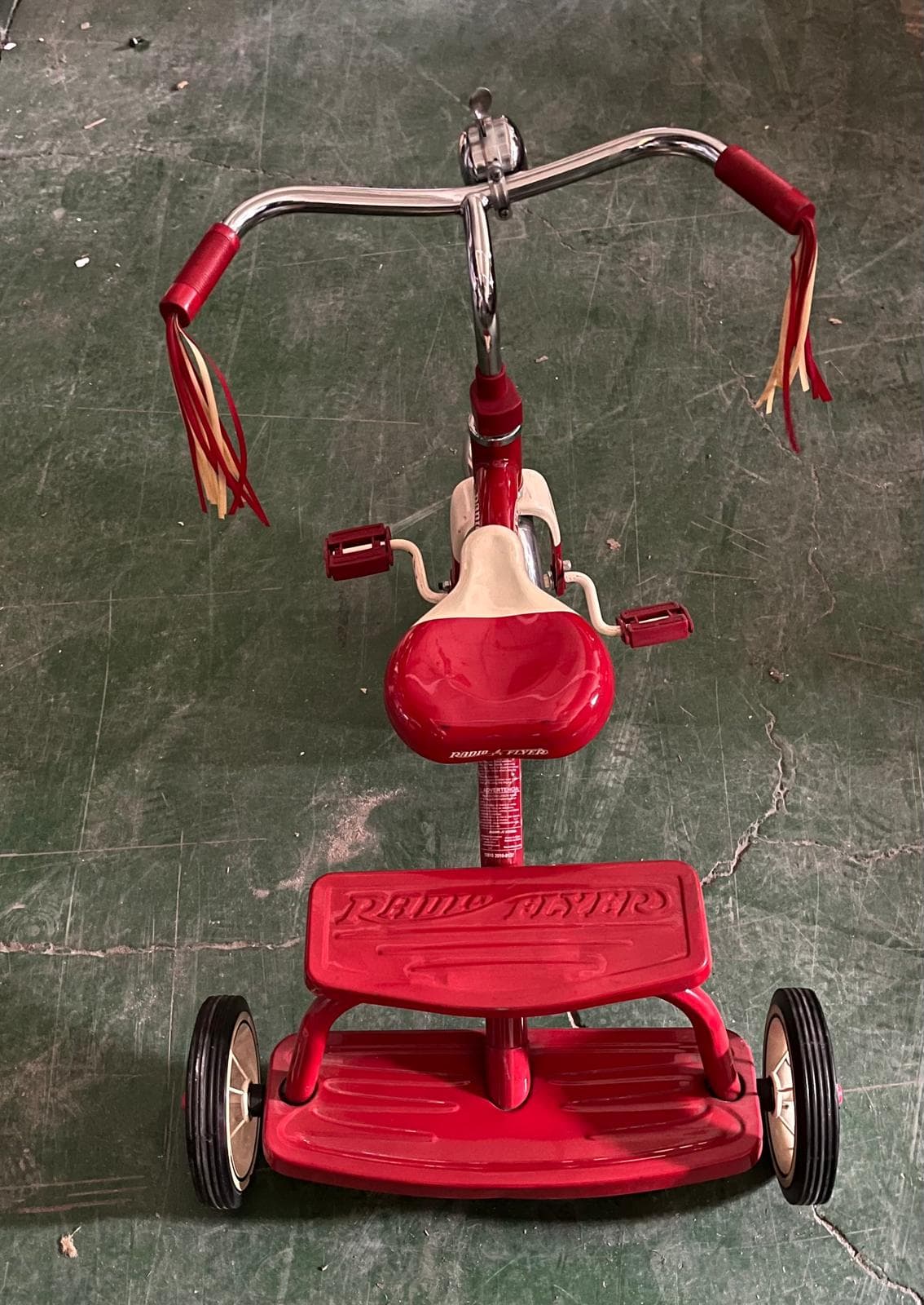 Triciclo rojo con ruedas de goma